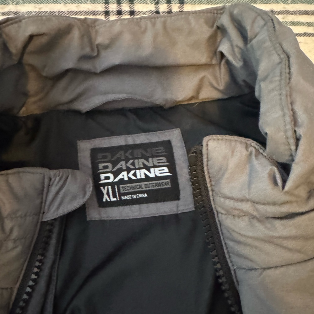 Dakine Two-Tone Gray Men’s Puffer Jacket - Picture 3 of 6